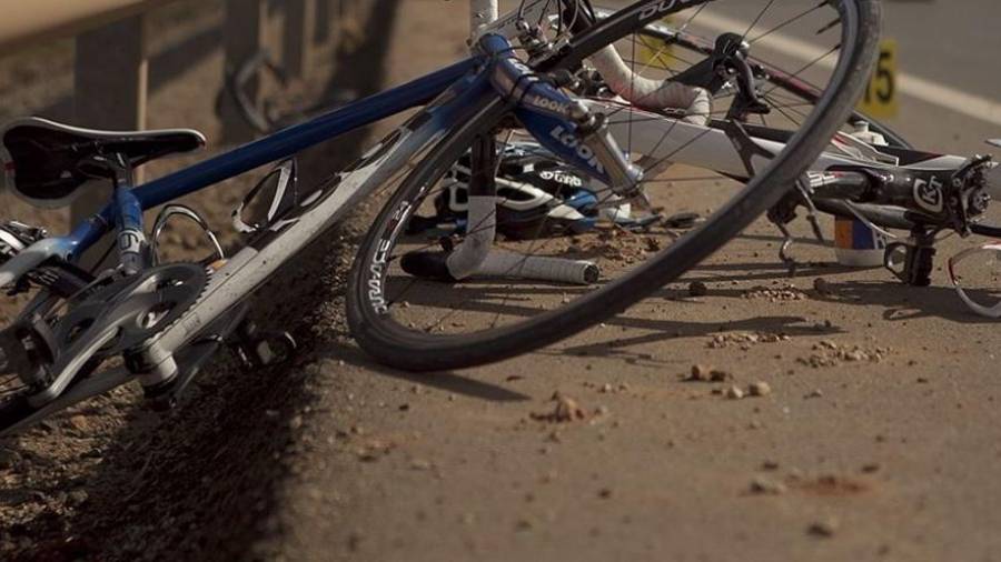 Imagen de archivo de una biciclieta destrozada tras un accidente de tráfico.