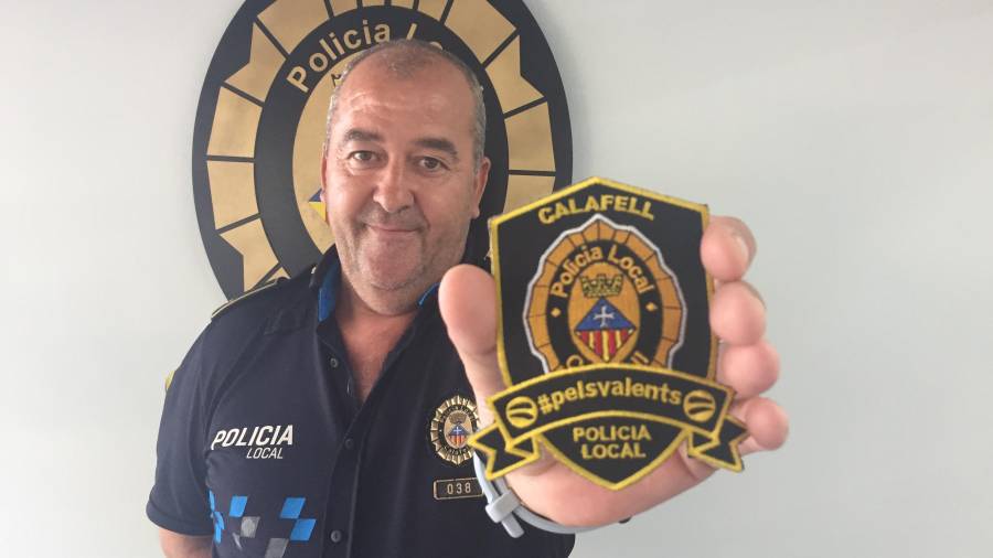 El escudo de la Policía Local de Calafell contra el cáncer.