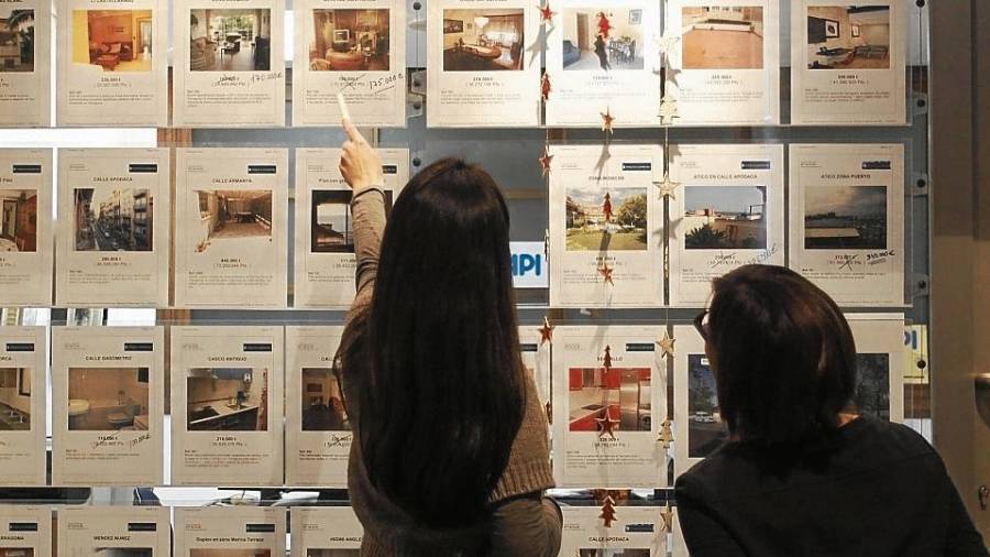 Imagen de archivo de dos mujeres consultando el precio de viviendas. FOTO:pere ferré/DT