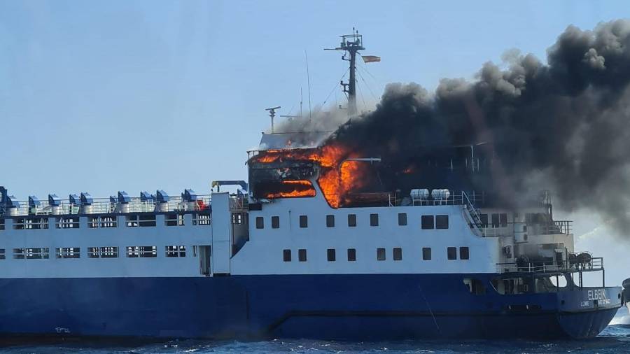 El buque ardiendo. Foto: Cedida Salvamento Marítimo