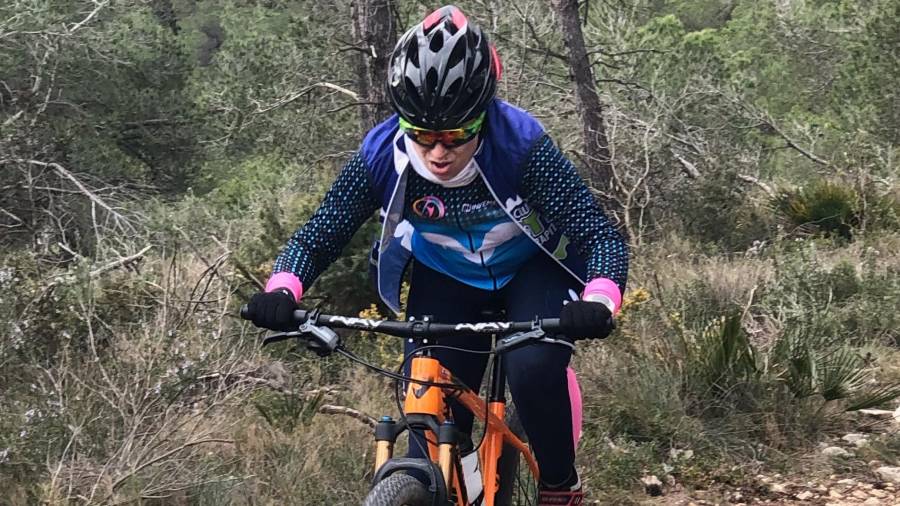 La rapitense Lara Grau con su bicicleta de montaña. FOTO: cedida