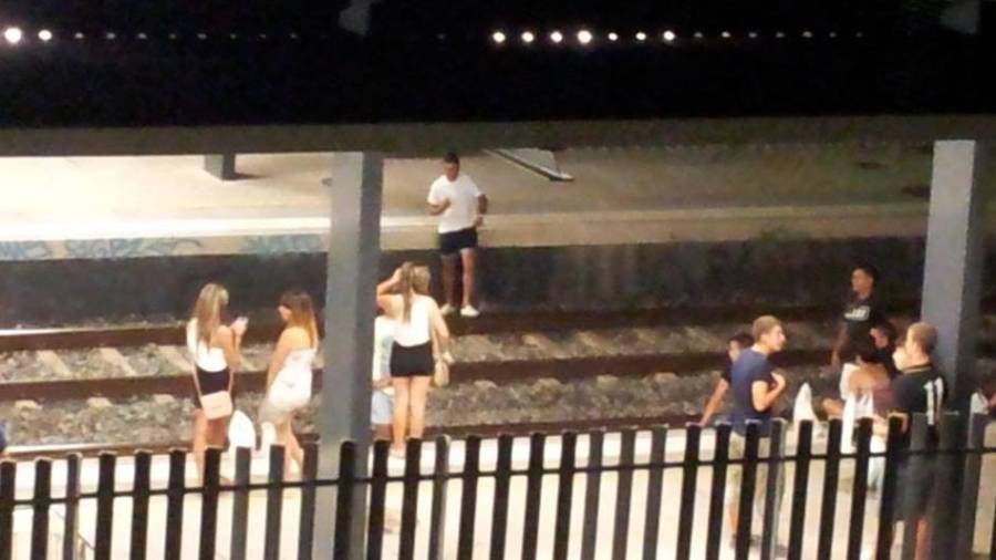 Un grupo de jóvenes hace botellón en las vías en la estación.
