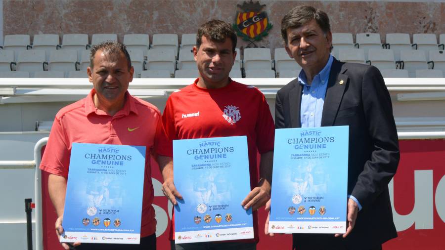 De izquierda a derecha: Juanjo Rovira, director del MIC, Abel Fernández, jugador del Nàstic Genuine, y Josep Mª Andreu, presidente grana. Foto: Nàstic