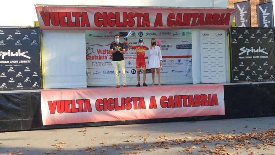 Benja Prades en el podio tras la conquista de la segunda etapa. Foto: Vuelta a Cantabria