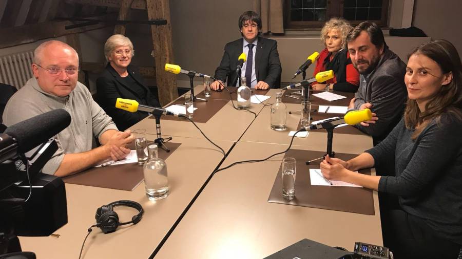 El president Carles Puigdemont i els consellers destituïts que segueixen a Brussel·les durant l'entrevista a 'El Matí de Catalunya Ràdio' el 6 de novembre del 2017