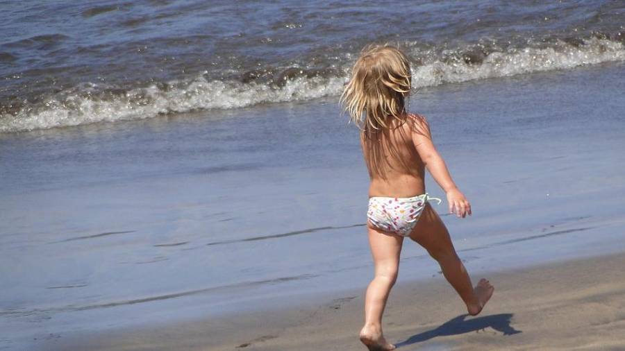 Imagen de archivo de una niña en la playa. Cedida