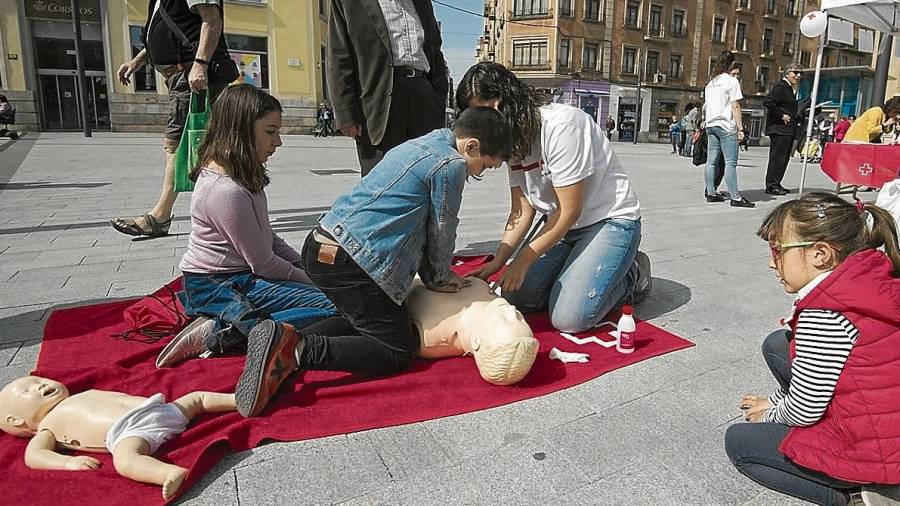 Entre las actividades que se desarrollaron en la Plaça Corsini para celebrar el día mundial de Creu Roja hubo un taller abierto de reanimación cardiopulmonar.