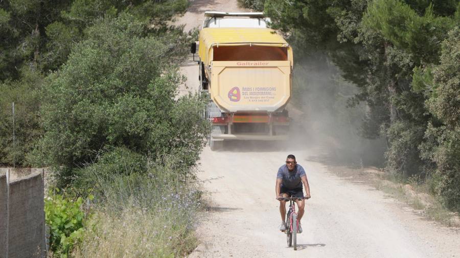 Imagen de archivo de un camión transitando por el polémico camino que pasa por la urbanización Planes del Puig de L'Aleixar. Foto: P.Ferré/DT