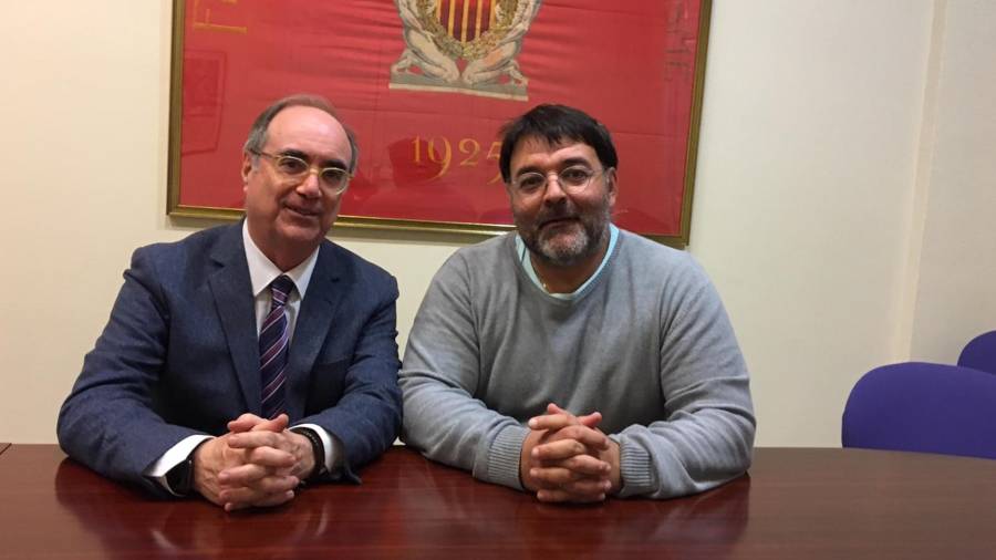 El deltebrense Rafa Flores (derecha) junto al presidente de la Federació Catalana, Joan Villuendas. FOTO: fca