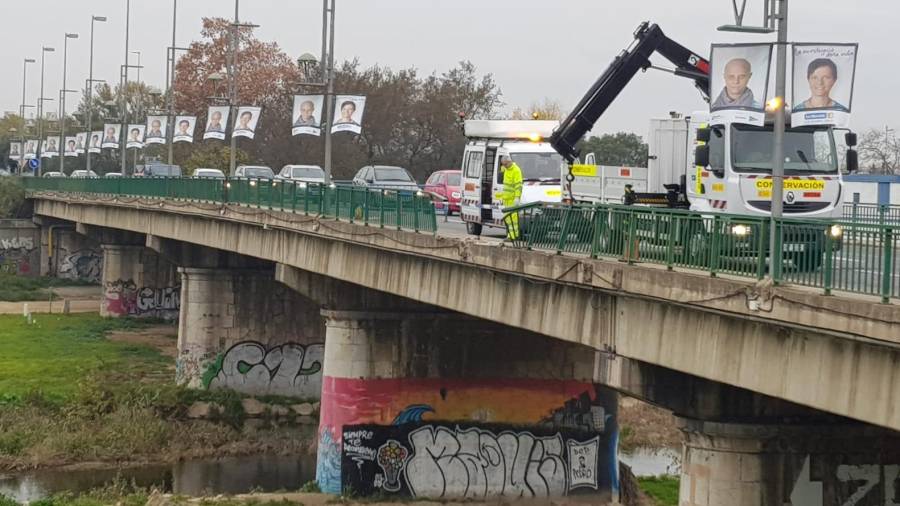 La brigada de conservación del Ministerio de Fomento reparará la barandilla rota del puente. FOTO: Alba Mariné