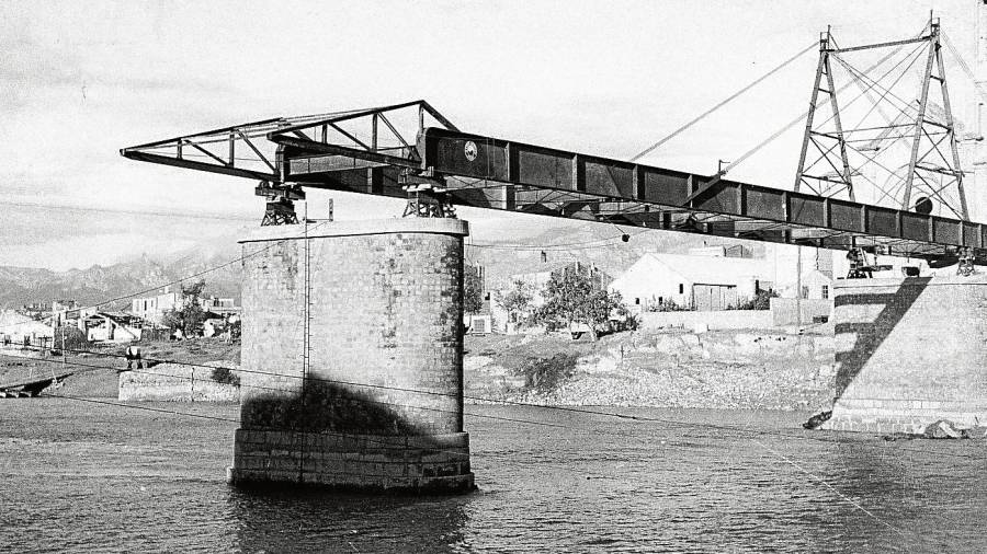 Construcció del pont de l’Estat de Tortosa, el 1940. FOTO: FONS DAUFÍ/ACBE