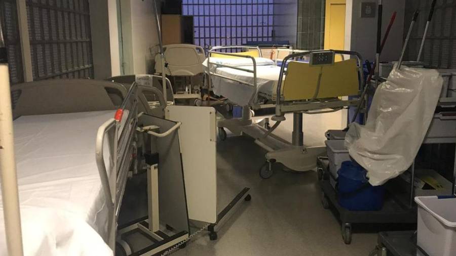 Imagen del pasado lunes donde se pueden ver las camas y el material acumulado en un pasillo del Hospital Joan XXIII de Tarragona. Foto: Cedida