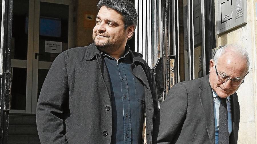 Alejandro Caballero –uno de los recurrentes– con su abogado Paco Zapater. FOTO: Alfredo González