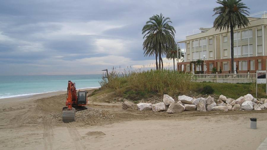 Hace unas semanas se vertió arena en la zona para recuperar la playa.
