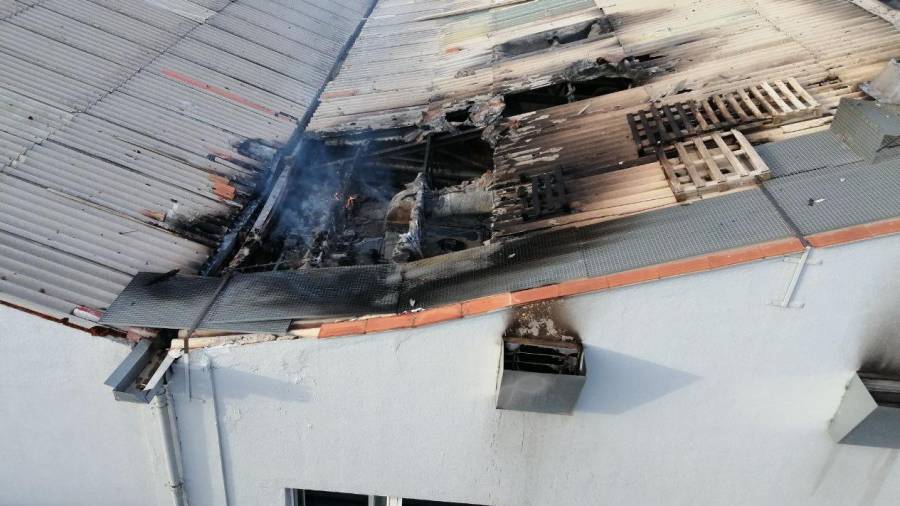 Arde el tejado de una empresa textil en La Pobla de Montornès
