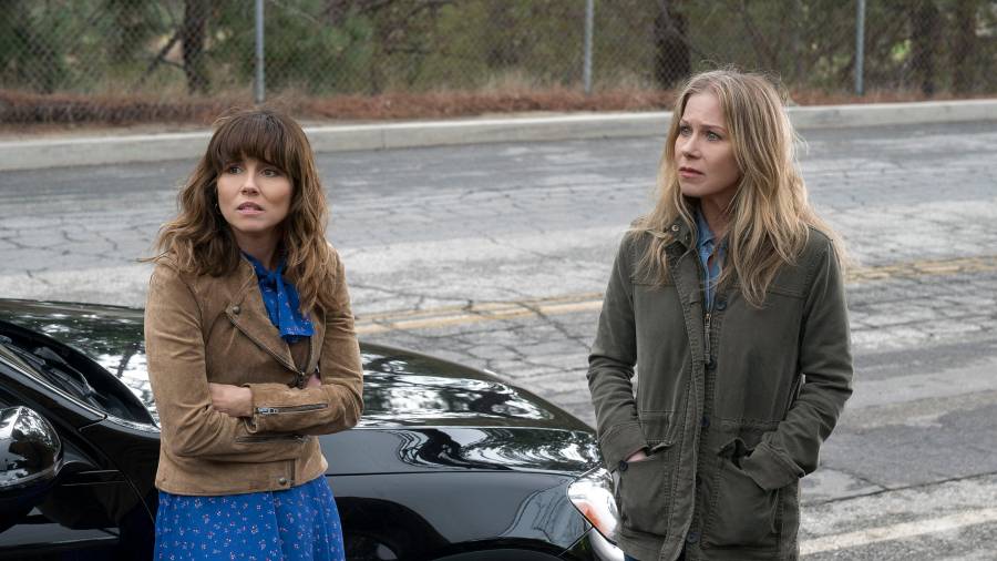 Linda Cardellini y Christina Applegate protagonizan ‘Dead to me’. Foto: Netflix