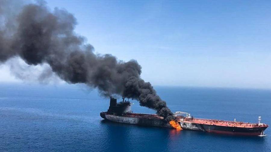 Imagen que muestra el presunto buque petrolero noruego Front Altair en llamas, este jueves en el golfo de Omán (Omán).