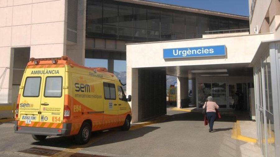 Acceso al servicio de Urgencias del Hospital Verge de la Cinta de Tortosa, donde se encuentran dos de los heridos. FOTO: JOAN REVILLAS/eT
