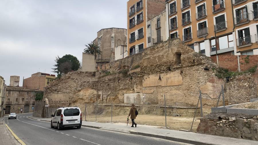 La rehabilitació de la Muralla de Sant Antoni tindrà una inversió de 390.000 euros que permetran recuperar-la i urbanitzar l’espai. FOTO: J.G.