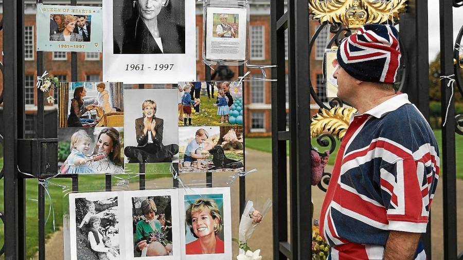 Tributos en homenaje a Diana de Gales en el Palacio de Kensington en Londres. Foto: EFE