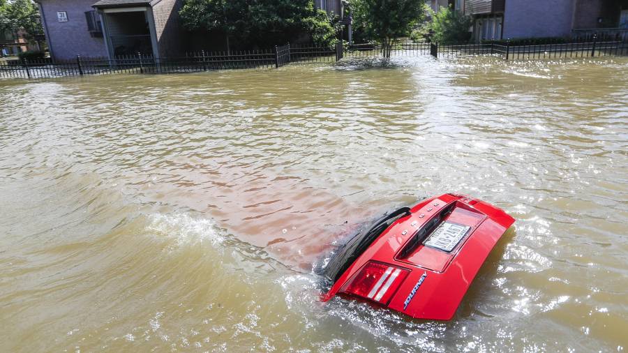 Vista de un coche sumergido por las inundaciones en el estado de Texas, Estados Unidos. Foto: efe