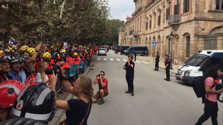 Centenars de bombers i de persones anònimes concentrades davant del Parlament de Catalunya en el marc de l'aturada de país del 3 d'octubre. FOTO: ACN