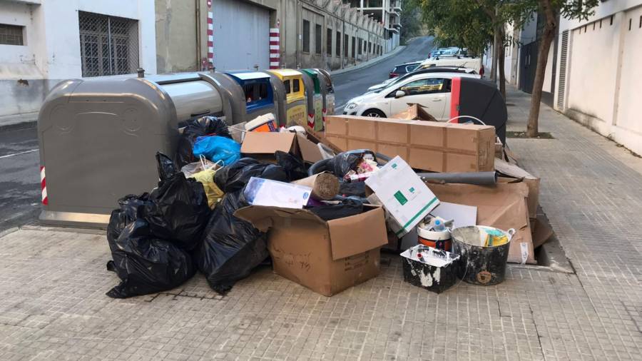 Bosses de deixalles abandonades a la via pública a Tortosa. ACN