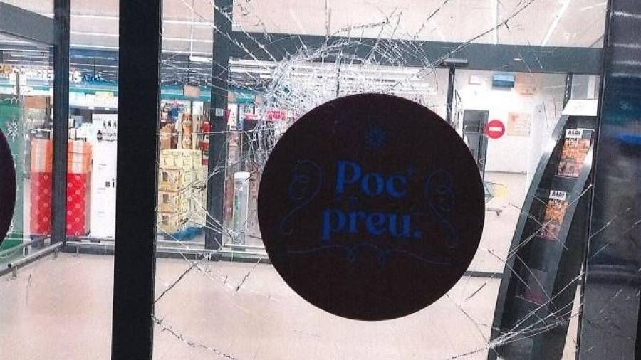 Imagen del cristal fracturado en la entrada del supermercado de Torredembarra. FOTO: cedida