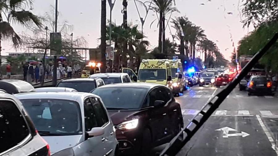 Equipos de emergencia en el paseo de Segur de Calafell. FOTO: RICARD LAGUNAS