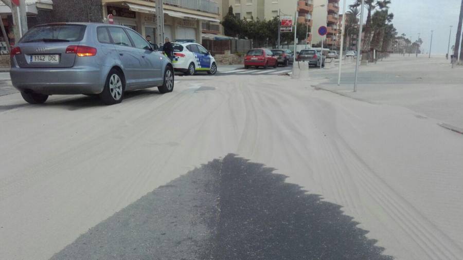 La arena impide la circulación de los coches en el paseo torrense. FOTO: DT