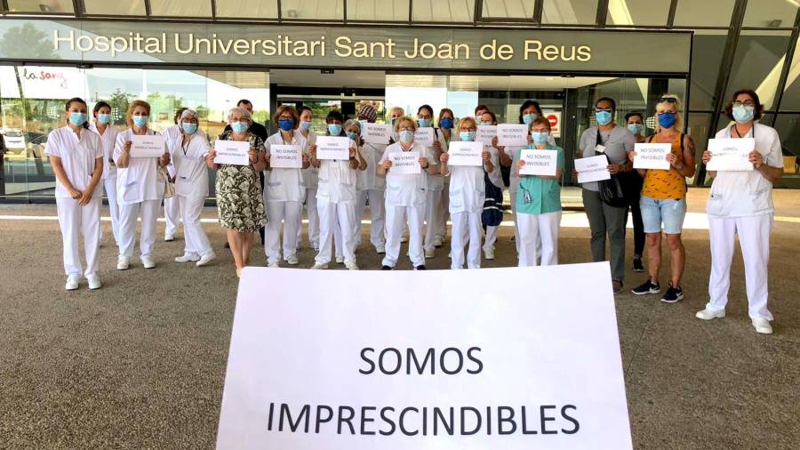 Protesta del personal de la limpieza del Hospital de Reus este jueves por la mañana. Foto: Cedida