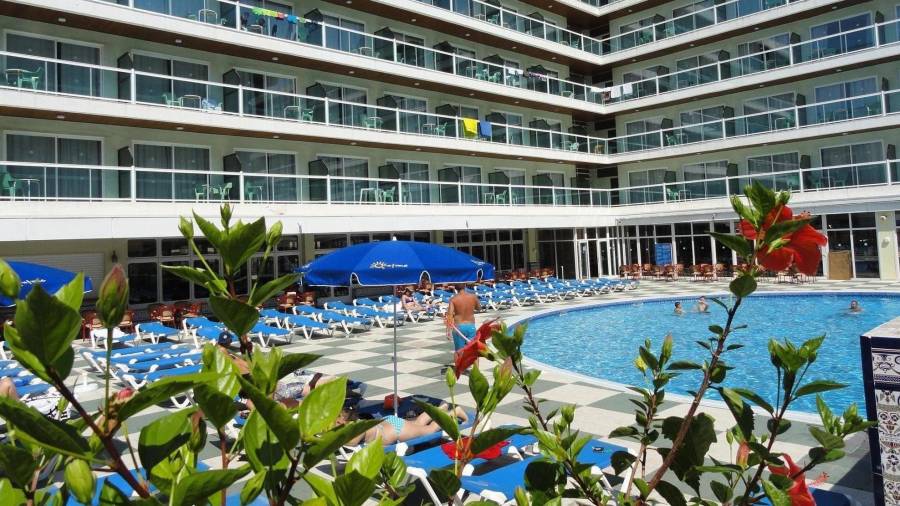Imagen de las piscinas del hotel Villa Dorada de Salou.