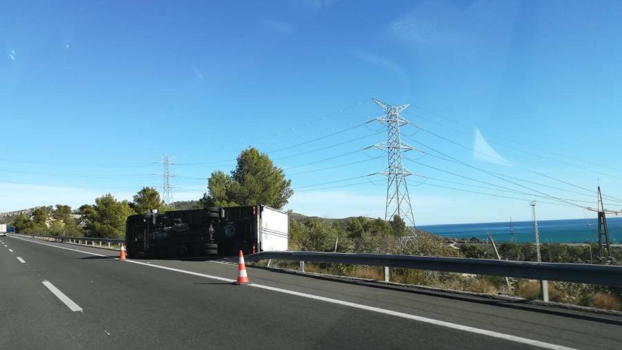 El camión volcado en la autopista esta madrugada en el término de Vandellòs i l'Hospitalet. FOTO: DT