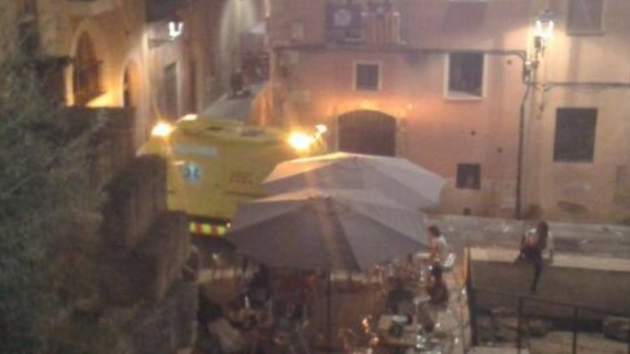 Los bares de la Plaça del Fòrum tuvieron que apartar sus terrazas para que pasara una ambulancia hacia la calle Santa Anna. Foto: farts de soroll