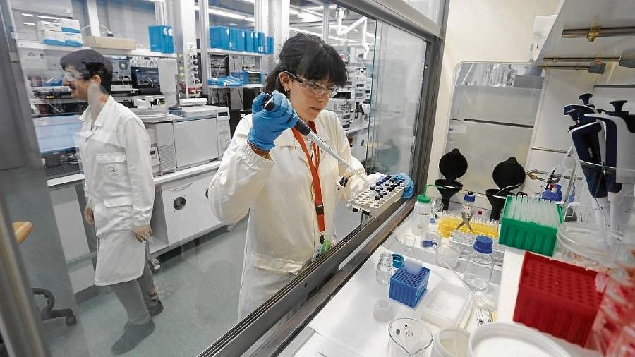 Uno de los laboratorios en los que el personal de ICIQ desarrolla sus investigaciones. FOTO: Pere Ferré