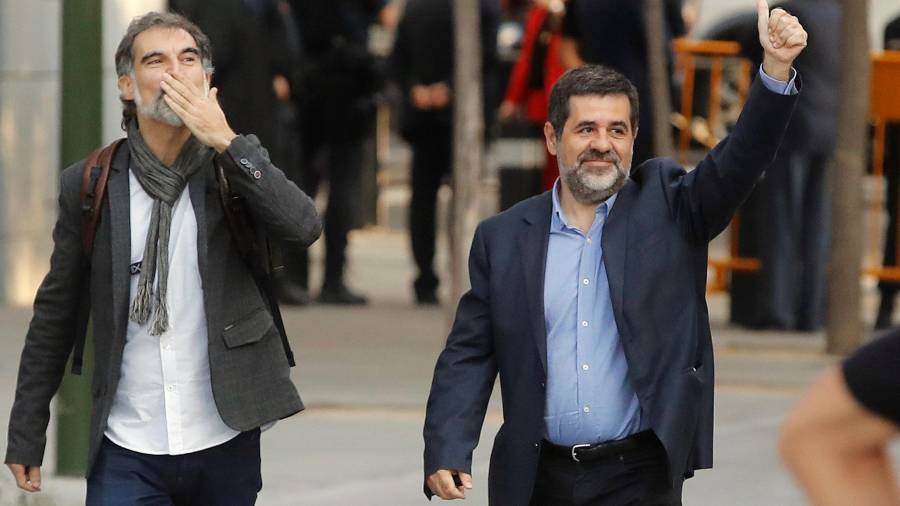 Los presidentes de la Asamblea Nacional Catalana, Jordi Sànchez, y de Òmnium Cultural, Jordi Cuixart, a su llegada a la Audiencia Nacional, desde donde fueron enviados a prisión