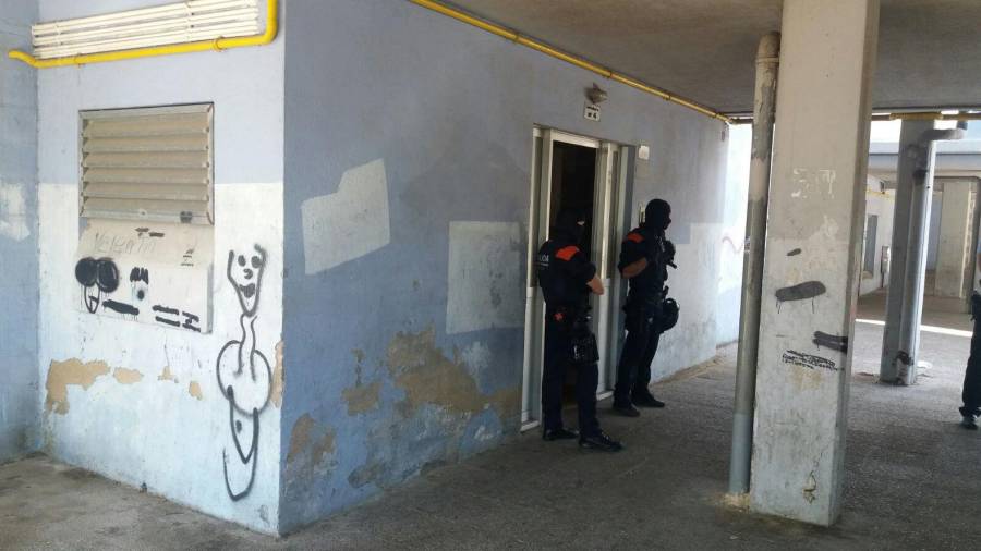 Agentes de la Unitat Especial dels Mossos d'Esquadra, durante el registro de drogas en un piso de Campclar. Foto: À.J