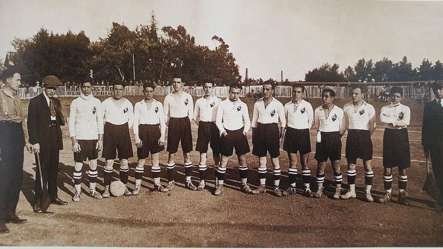 El equipo del Reus Deportiu, hacia 1919. Viste camiseta blanca con el escudo del club en el pecho. FOTO: Col·lecció Joan Maria Estivill / Àlbum del centenari del Reus Deportiu