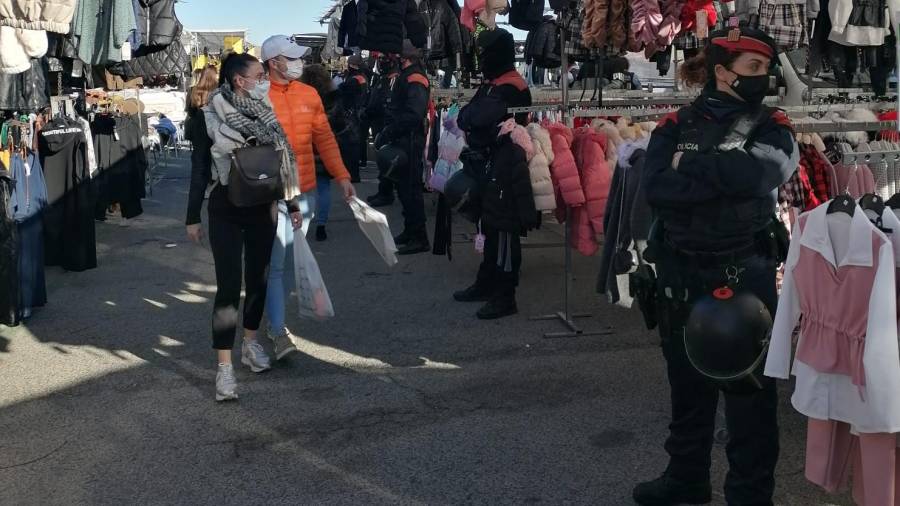 Imagen de varios Mossos rodeando una parada. FOTO: Cedida