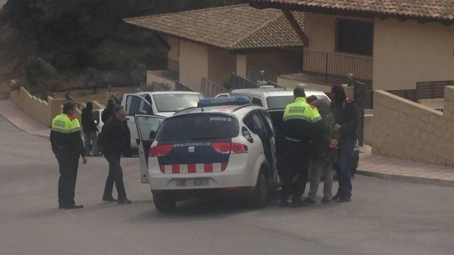 Momento de la detención de uno de los inquilinos del chalet. FOTO: Alba Mariné