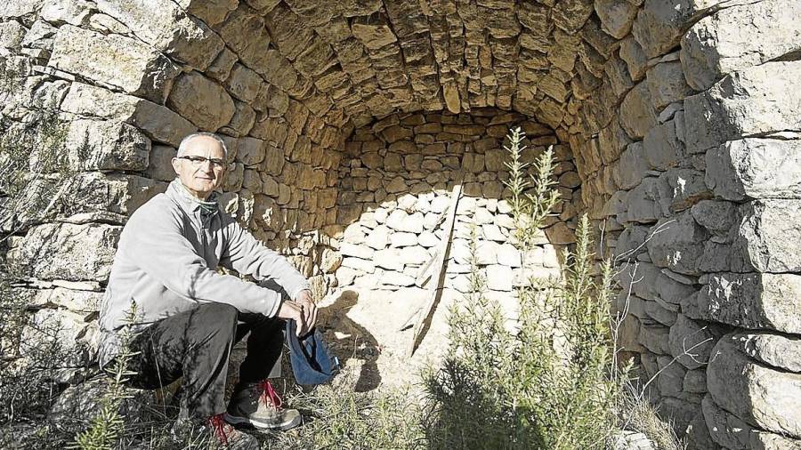 Josep Gironés en una de les cabanes de pedra en sec a la Fatarella. FOTO: Joan Revillas
