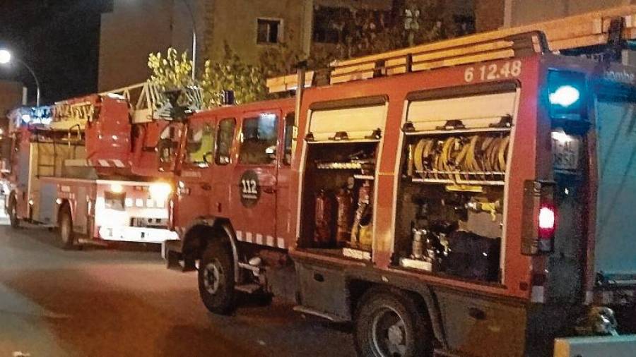 Incendio del jueves en la calle Goya de Tarragona. Este vehículo autobomba con matrícula T-AL tiene 25 años. FOTO: Àngel Juanpere