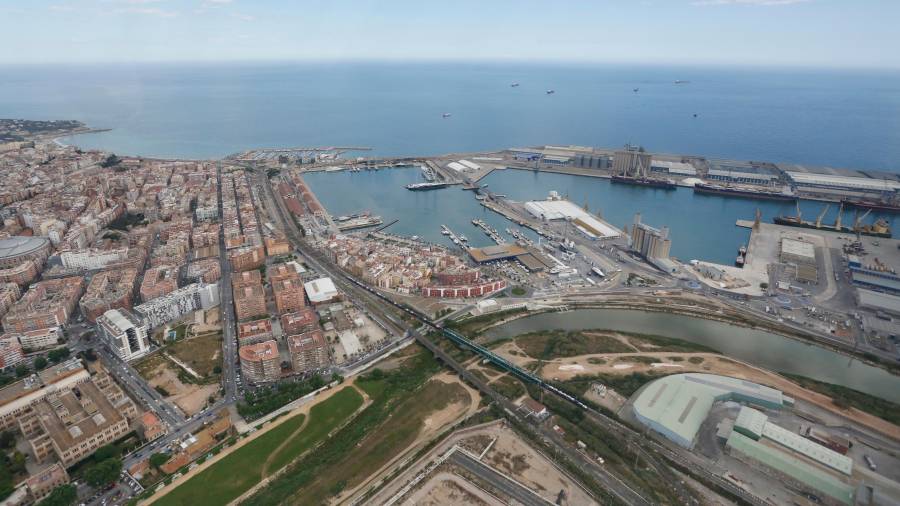 Vista general del Port de Tarragona, uno de los lugares donde actuó el cártel. Foto: Pere Ferré