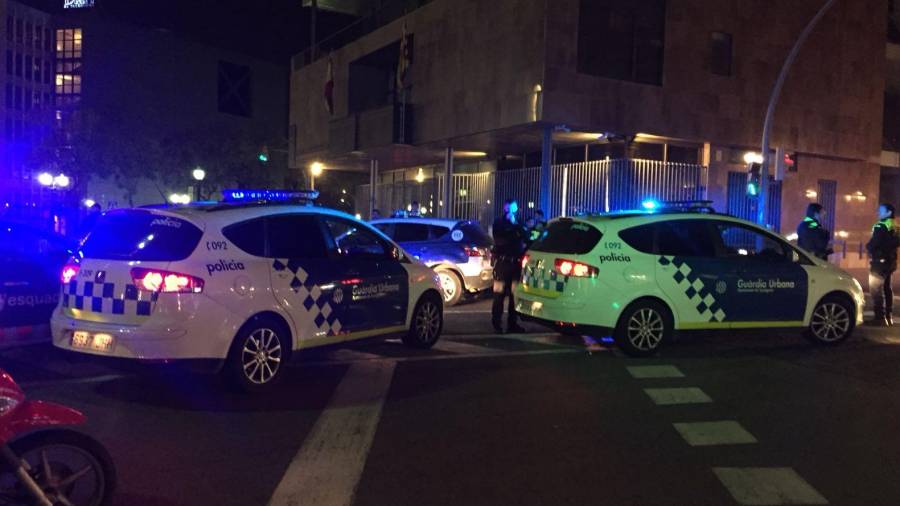 Seis dotaciones policiales, entre Mossos y Guàrdia Urbana, se desplazaron hasta el lugar.