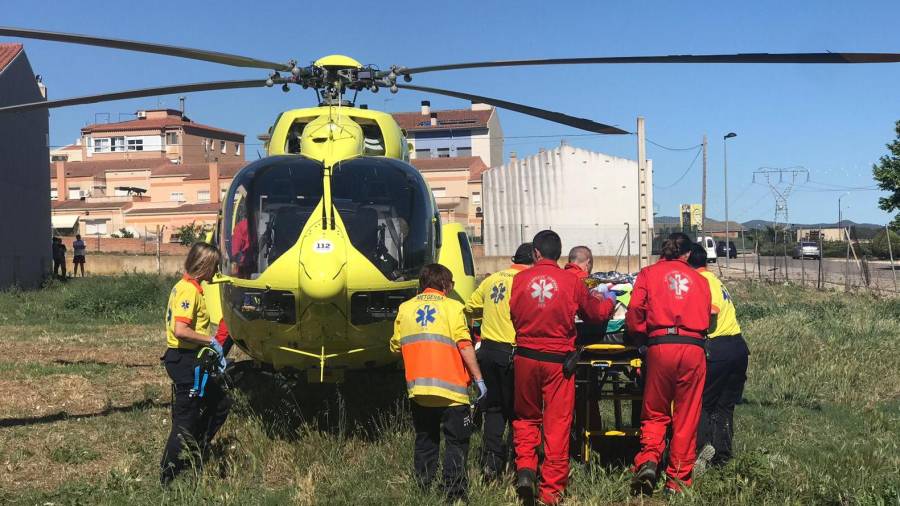 Los servicios de emergencias atienden a la persona herida en Llorenç del Penedès.