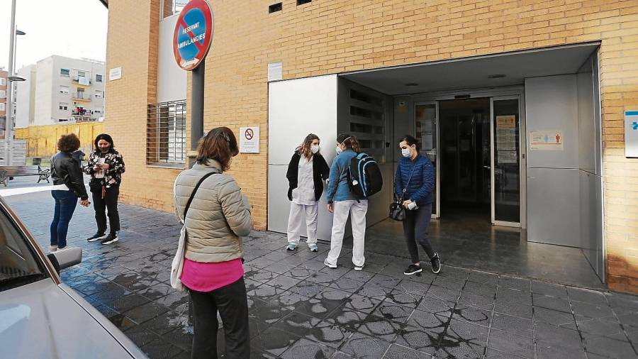Ayer, los usuarios que acudían al CAP Jaume I ya podían esperarse en la sala de espera. No hacía falta que se quedasen fuera. FOTO: PERE FERRÉ