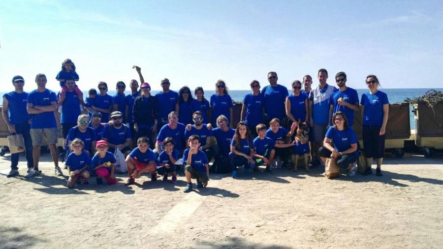 Foto de família dels voluntaris de Decathlon a Salou. FOTO: Aj. Salou