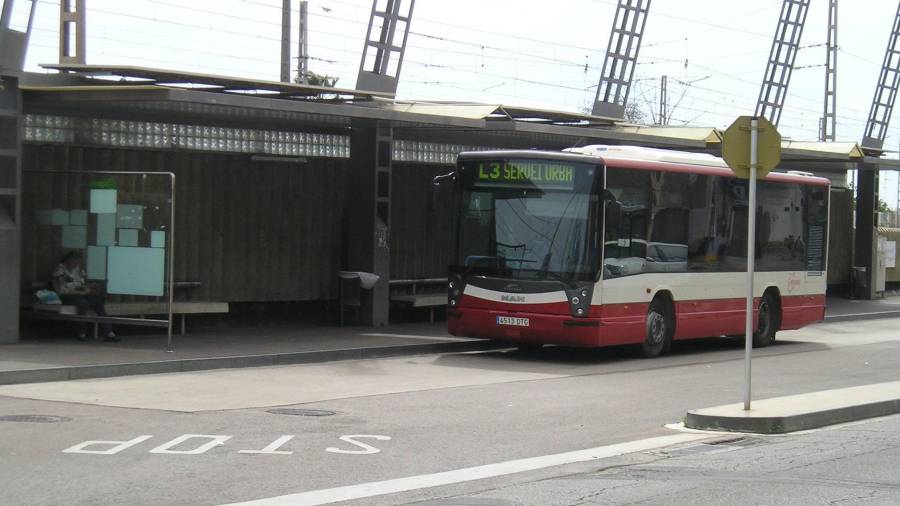 Un autobús en la parada junto a la estación de El Vendrell.
