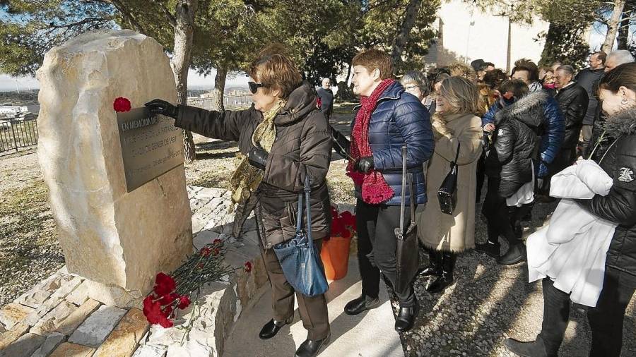 En l’homenatge d'aquest diumenge a la Fatarella cada assistent va deixar una rosa al monument. FOTO: Joan Revillas