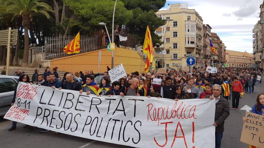 Imatge de la capçalera de la manifestació a Tortosa. Foto: Ajuntament de Tortosa